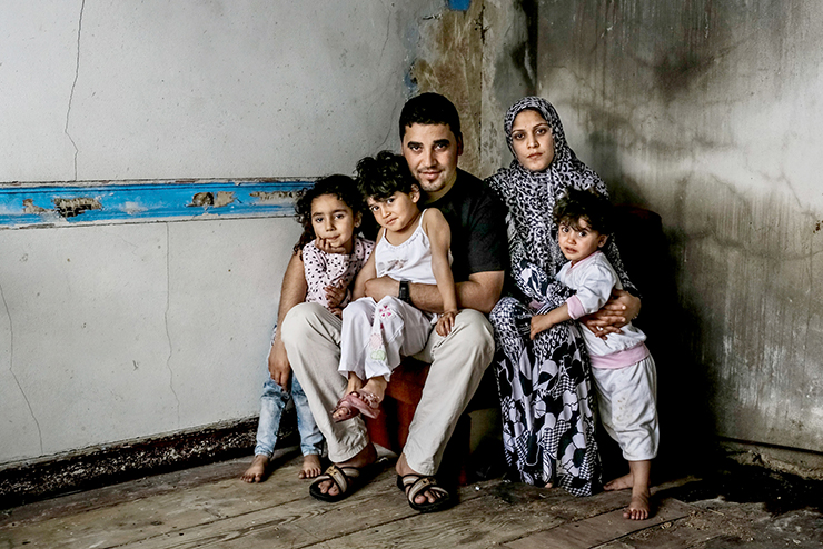 A family awaits humanitarian assistance 