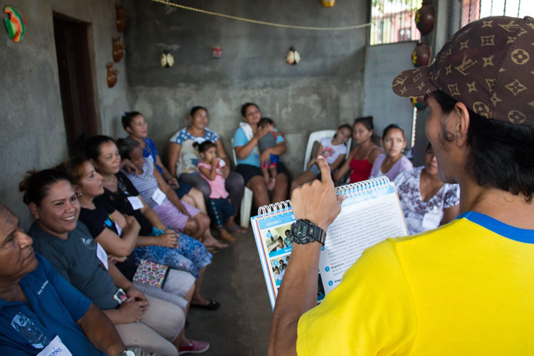 A photograph of a community health worker in Nicaragua, sharing information on Zika. Photo credit: SSI/AMOS