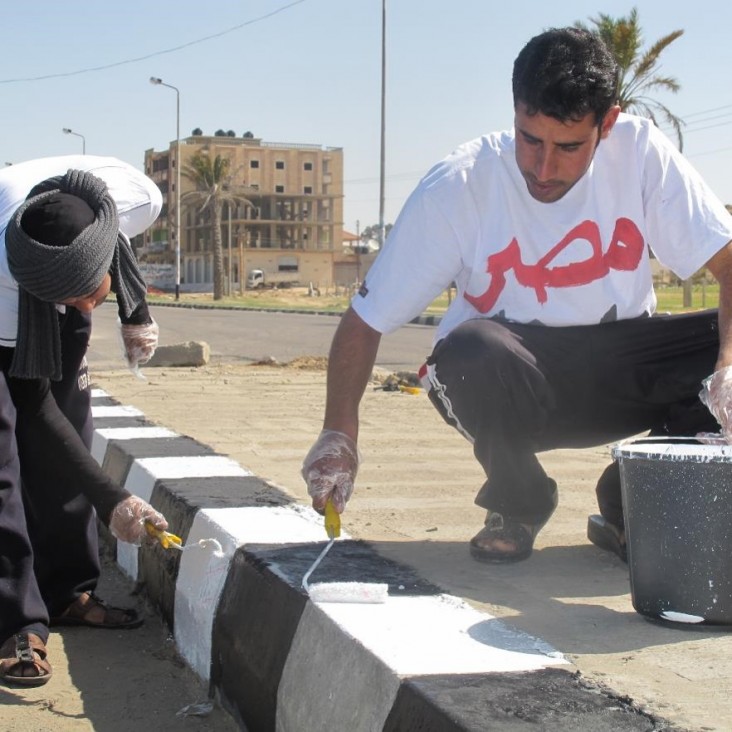 Youth paint sidewalks in North Sinai