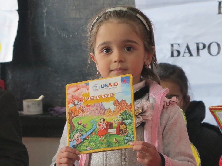 В рамках образовательной программы USAID оказывает содействие Правительству Таджикистана в реформировании системы начального образования в соответствии с Глобальной стратегией образования USAID и Национальной стратегией развития образования Таджикистана на 2012-2020 г.г.