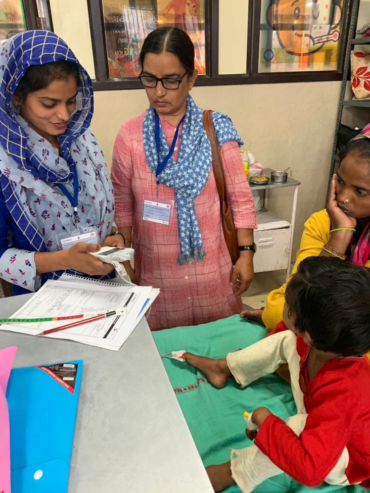 Community health officer Mumtaz Bano uses a multimodal pulse oximeter to determine whether a child has pneumonia.