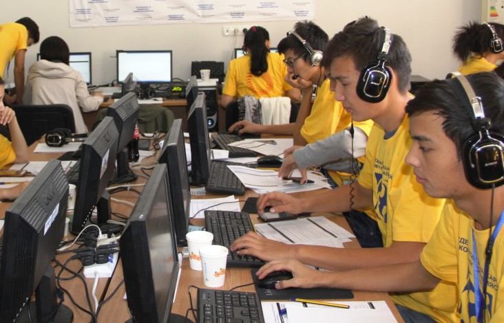 The Coalition’s call center operators on Election day, receiving calls from short-term observers.