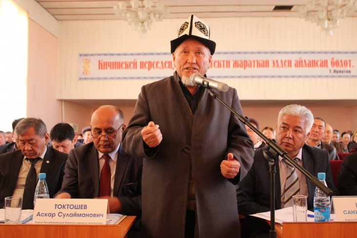 Житель города Кызыл-Кия просит депутатов решить вопрос нехватки питьевой воды в городе во время одного из общественных слушаний, организованных НДИ при поддержке USAID.