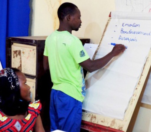 Young Nigeriens discuss leadership at a training of entrepreneurs in Maradi