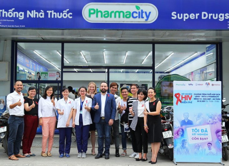 Dự án Thúc đẩy Tăng trưởng Thị trường của USAID đã hợp tác với chuỗi nhà thuốc tư nhân PharmaCity để thúc đẩy dịch vụ tự xét nghiệp HIV lần đầu tiên có mặt tại Việt Nam