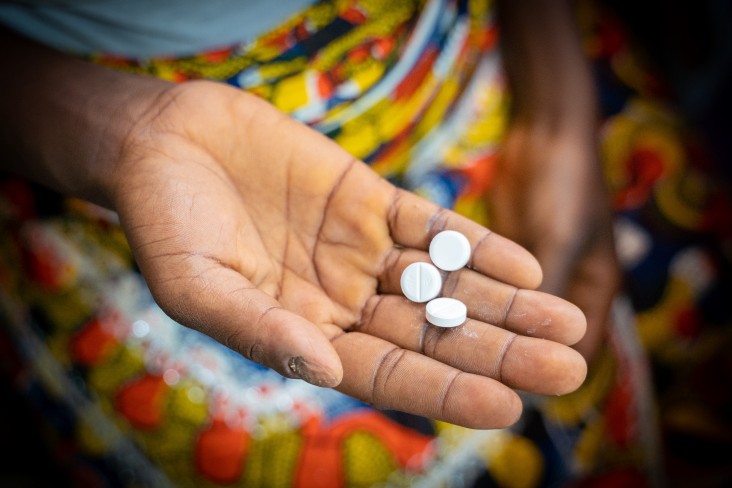 At Mouyassue Rural Health Center in C&ocirc;te d&rsquo;Ivoire, Boni discusses her pregnancy with Amichia, including the benefits of taking medication to prevent malaria. 
