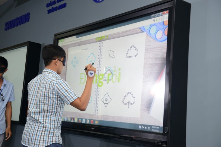 A student at Ho Chi Minh University of Medicine and Pharmacy using modern technology at a USAID-supported smart classroom.