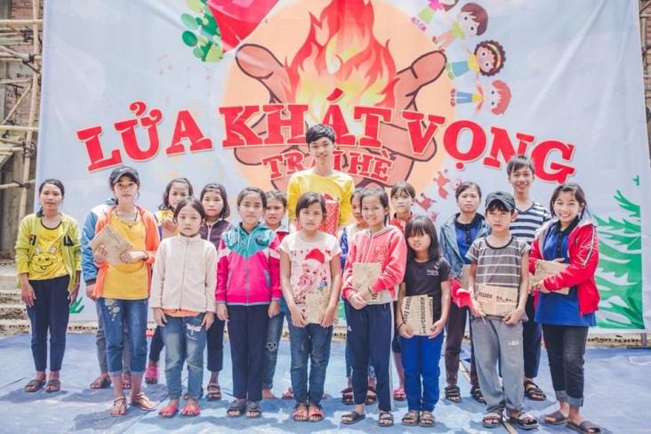 Vũ Đức Huy cùng trẻ em dân tộc thiểu số trong một chương trình trại hè được tổ chức tại Kon Tum năm 2018. 