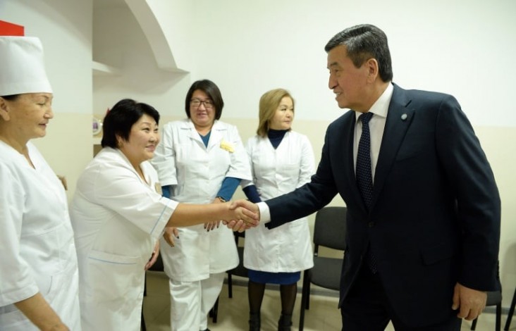 Kyrygz President greets health care workers
