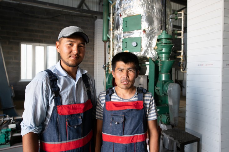 Работники цеха по производству сафлорового масла