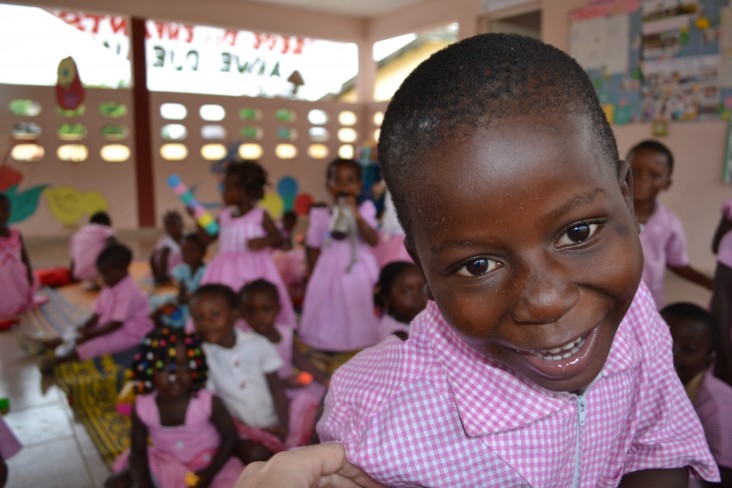 Aboisso, Côte d'Ivoire. Un garçon reçoit des pilules pendant une campagne massive pour mettre fin aux maladies tropicales négligBingerville, Côte d'Ivoire, un tout-petit souriant dans une garderie financée par USAID. Photo de l'USAID Côte d'Ivoire /Corey Hancock.