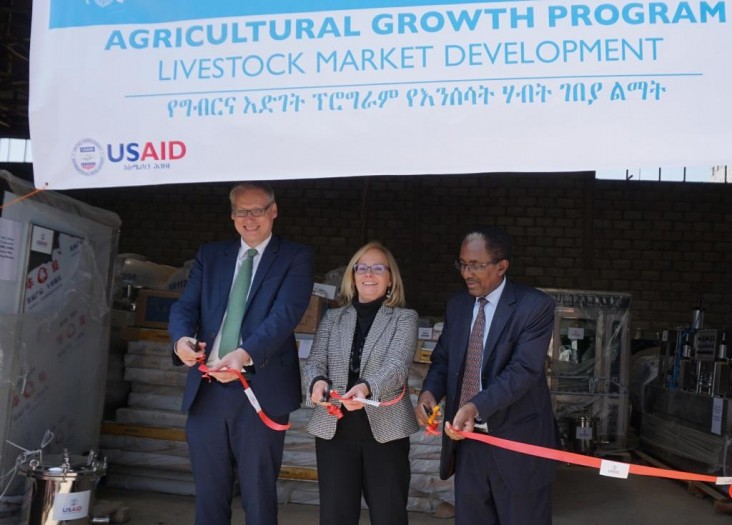 Minister of Livestock and Fisheries Professor Fekadu Beyene, USAID Mission Director Leslie Reed, and CNFA’s Marc Steen cut the ribbon in the handover ceremony.