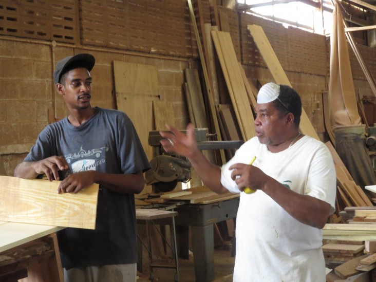 Craftsman Julius Charles passes on his knowledge to the young apprentices.