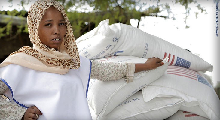 Image of woman providing food aid in Ethiopia