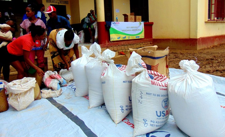 Le personnel de Catholic Relief Services prépare une distribution des fournitures alimentaires fournies par l'USAID à Brickaville, le 13 mars 2017