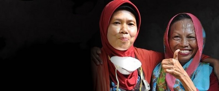 A MDR-TB survivor from North Jakarta, Indonesia with a community health cadre volunteer. Photo credit: USAID