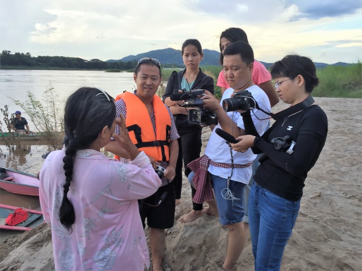 Vo Thi Thuy Van, right, and other regional Mekong Matters journalists interview the only woman fisher in Loei, Thailand—home to communities concerned about a planned irrigation mega-project.