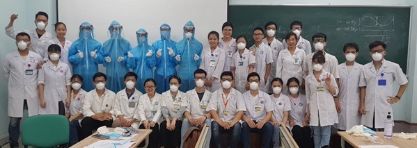 Medical students attend associate professor Ngô Viết Quỳnh's lecture.