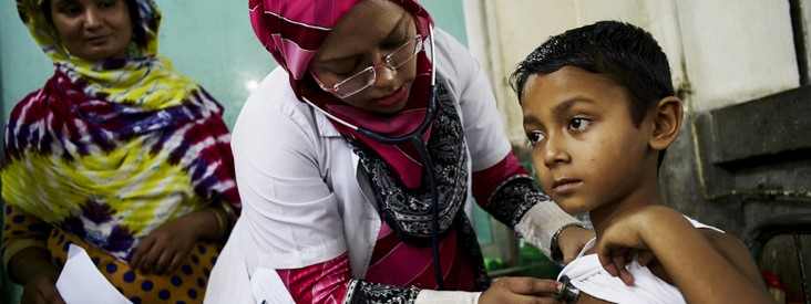 TB DIAH - A health worker examines a child