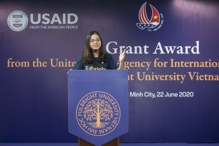 Thuc Anh presenting  her research at the Fulbright University Vietnam USAID grant award signing ceremony in June 2020.