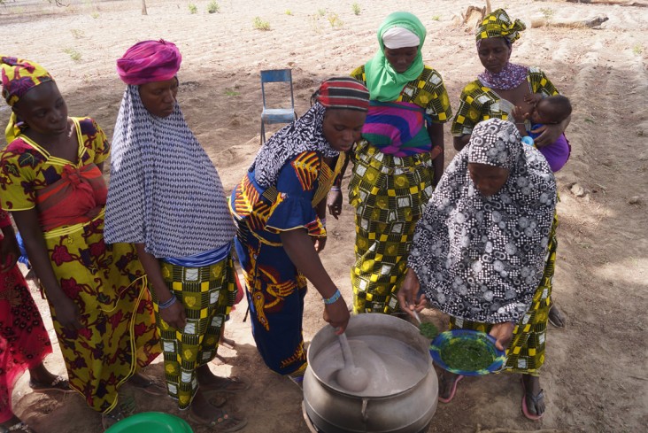 Cooking demonstration in N’Goloclola. Photo credit: FTF Mali Horticulture Scaling Project