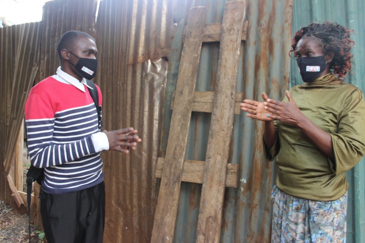 Steve during a home visit to one of the many TB/HIV patients he supports in Nairobi. TB/HIV champions like Steve learn to create awareness in their communities, support patients’ understanding of treatment, and conduct peer-to-peer learning sessions.