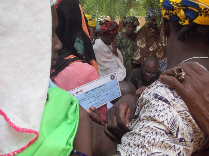 With funding from USAID/OFDA, Near East Foundation (NEF) distributes cash vouchers to beneficiaries in Mopti Region