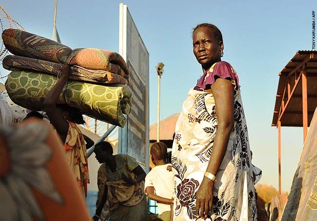 Residents of Juba arrive at the UN compound on December 20, 2013 where they sought shelter 