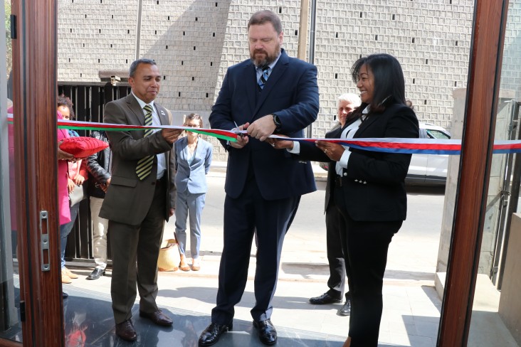 Le Directeur Général John L. Dunlop (milieu) coupe le ruban pour l'ouverture officielle des nouveaux bureaux de USAID Hay Tao