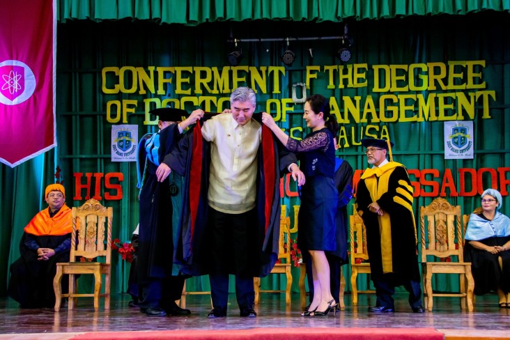 Holy Name University in Bohol Confers Honorary Degree on U.S. Ambassador Sung Kim