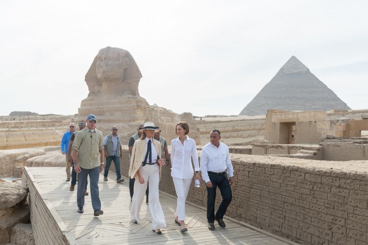 USAID/Egypt Mission Director Sherry F. Carlin discusses USAID's groundwater lowering project at the Sphinx with First Lady Melania Trump.