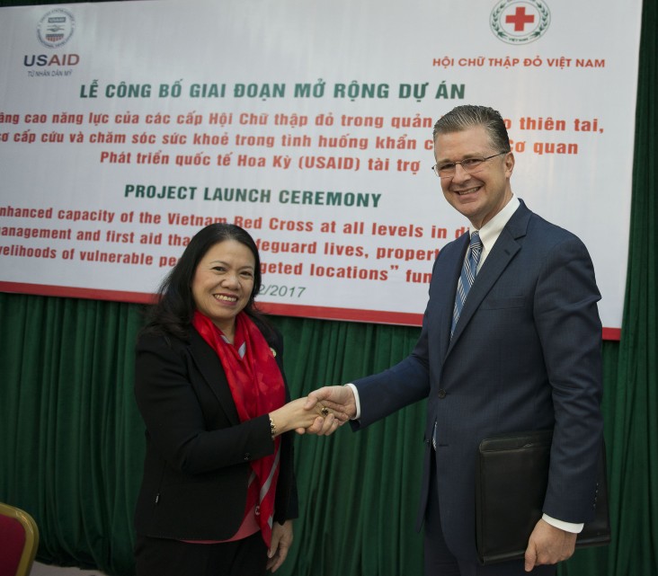 U.S. Ambassador to Vietnam Daniel J. Kritenbrink (right) and Vietnam Red Cross President Nguyen Thi Xuan Thu at the launch.