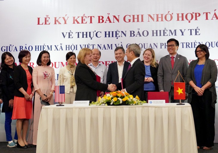 Giám đốc USAID Việt Nam Ann Marie Yastishock và Phó Tổng giám đốc Bảo hiểm Xã hội Việt Nam Phạm Lương Sơn bắt tay sau khi ký bản ghi nhớ.