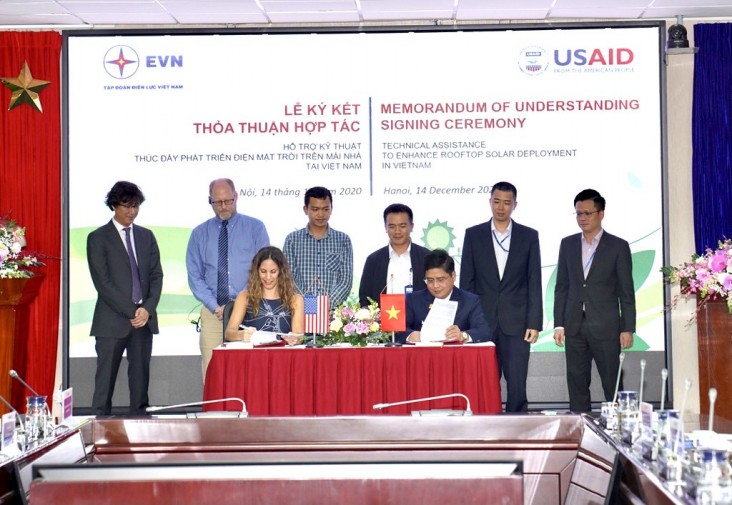 Representatives of USAID's Vietnam Urban Energy Security project and Electricity of Vietnam (EVN) sign the MOU.