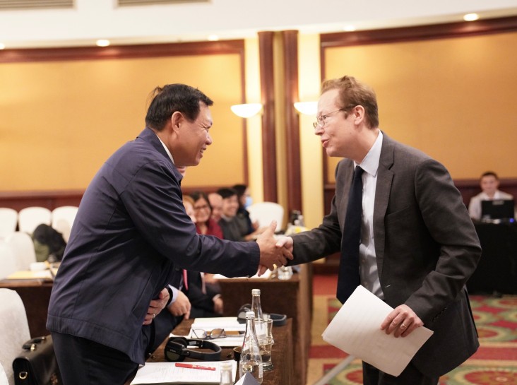 Phó Đại sứ Hoa Kỳ tại Việt Nam Christopher Klein và Thứ trưởng Bộ Y tế Đỗ Xuân Tuyên tại hộ thảo.