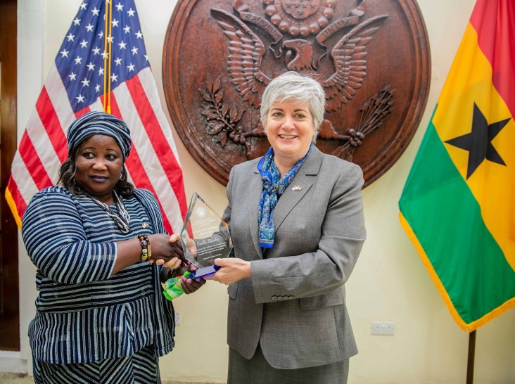 Ambassador Sullivan presents the GWOC award to Stella Saaka