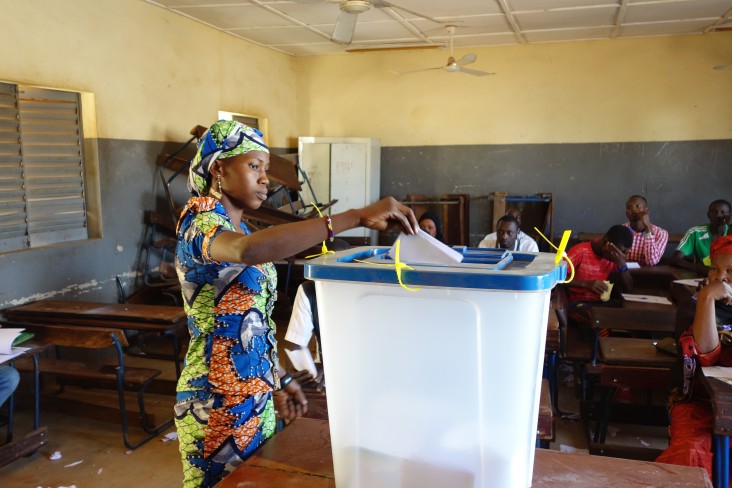 Une femme en train de voter