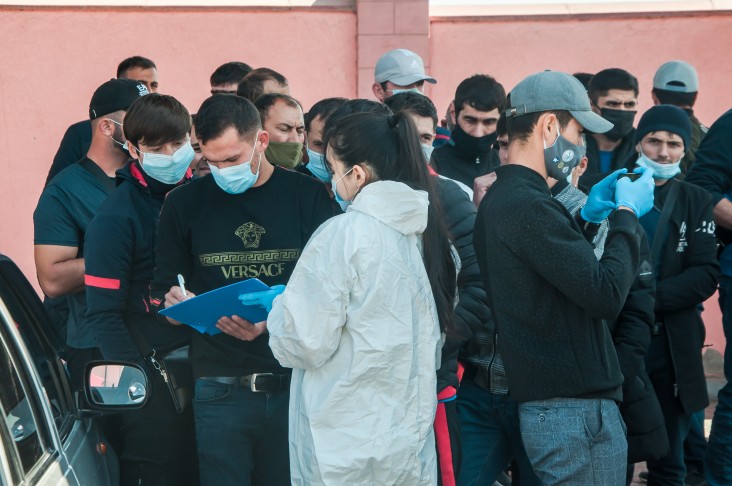 Tajik migrants stranded at the Kazakh border in Zhibek Zholi.