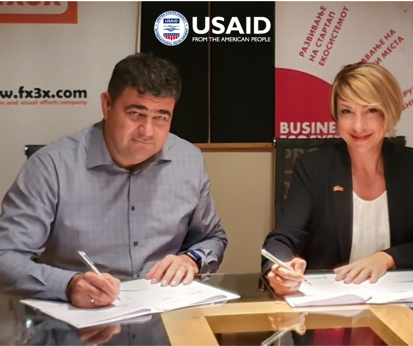 Mirjana Makedonska, Chief of Party of USAID’s Business Ecosystem Project and Kristijan Danilovski, co-founder and managing director at FX3X signing the MOU