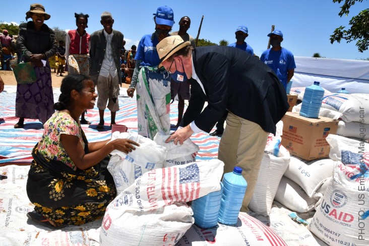 L’Ambassadeur des Etats-Unis inspecte une activité de distribution de vivres de l’USAID dans le sud de Madagascar, victime de la sécheresse. L’USAID a annoncé trois nouveaux programmes pour combattre l’insécurité alimentaire dans le sud et le sud-est. 