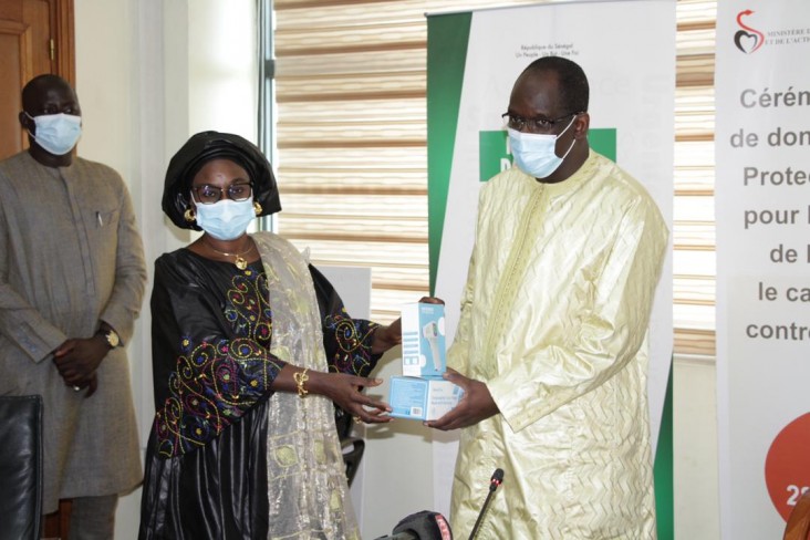 The Deputy Director of the USAID Health Office, Ms. Ramatoulaye Dioume, presenting a sample of the products to the Minister of Health and Social Action, Mr. Abdoulaye Diouf Sarr, during the symbolic handover ceremony.