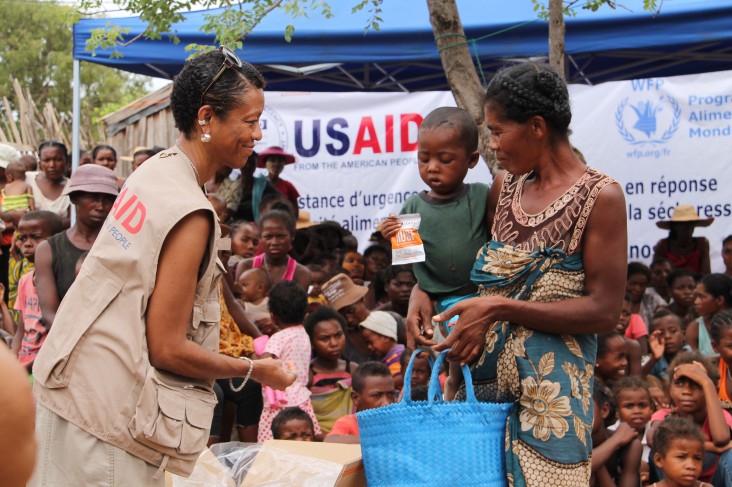 La Directeur Général de l'USAID Michelle Godette distribue des compléments alimentaires à des enfants atteints de malnutrition aigüe à modérée.