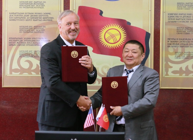 Министр здравоохранения Космосбек Чолпонбаев и директор миссии USAID в Кыргысзкой Республике Гэри Линден