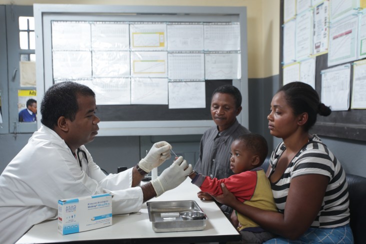 Avec un traitement rapide, les risques de maladie grave imputable au paludisme diminuent fortement.   Photo credit is: PSI / Madagascar.