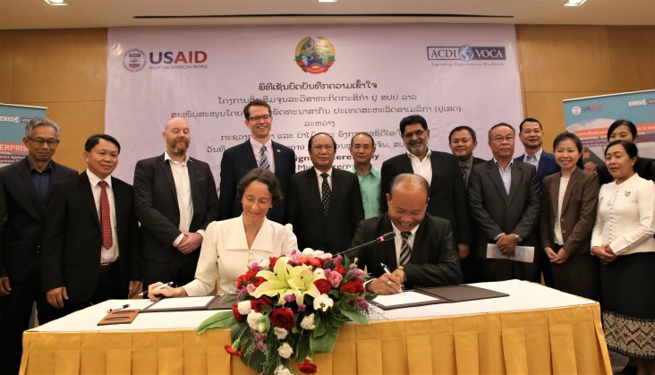 Mr. Sypaphai Xaisongkham (seated on right), Director General of Department of Technical Extension and Agro-processing, joined Ms. Sophie Walker (seated on left), Chief of Party ACDI/VOCA Laos, to sign the MOU while U.S. Chargé d’Affaires Colin Crosby (standing, fifth from left) and Dr. Bounkhouang Khambounheaung (standing, sixth from left), Vice Minister of Agriculture and Forestry, witnessed the October 4 event in Vientiane. 
