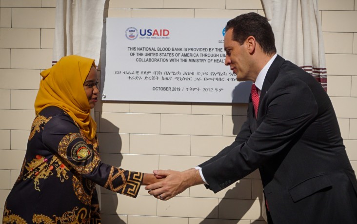 Image of USAID Ethiopia Mission Director Sean Jones inaugurating blood bank.