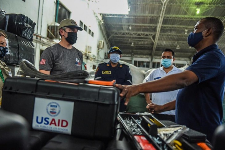 El director de USAID Colombia entrega suministros en San Andrés.