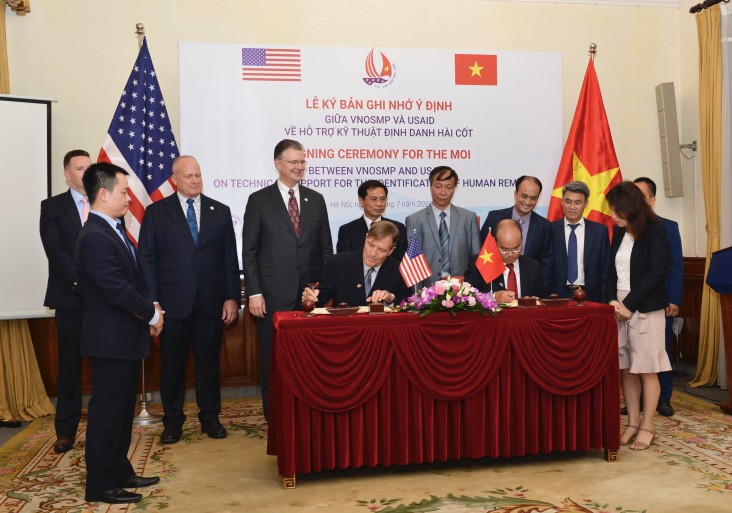 USAID/Vietnam Mission Director Michael Greene and VNOSMP Director Lê Chí Dũng sign the MOI.