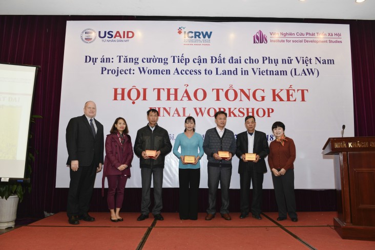 USAID/Vietnam Deputy Mission Director Craig Hart and ISDS Director Dr. Khuat Thu Hong with the community volunteers.