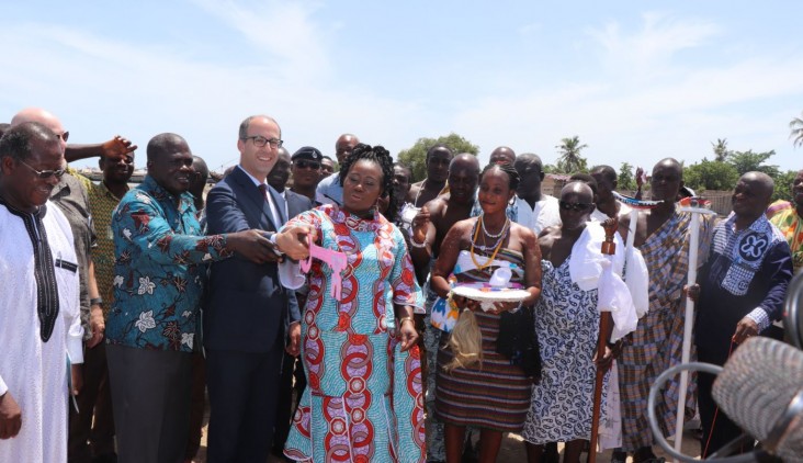 Minister of Fisheries Hon. Elizabeth Naa Afoley Quaye being assisted by Acting Economic Growth Director,  USAID/Ghana and Nii Ampofo Palm to symbolically open the oyster harvesting season.